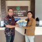 Prengki Wirananda menyerahkan buku 