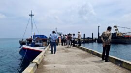 Warga dan perwakilan di Kemenhub meninjau Pelabuhan Sapudi, Sumenep. (KLIKMADURA)