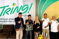 Deputi Bisnis Pegadaian Syariah Area Madura, Anwar Hidayat (jas hitam) foto bersama para kepala bidang Disdikbud Pamekasan. (IMDAD FAIHA ILA SABILA / KLIKMADURA)