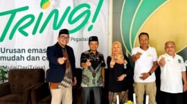 Deputi Bisnis Pegadaian Syariah Area Madura, Anwar Hidayat (jas hitam) foto bersama para kepala bidang Disdikbud Pamekasan. (IMDAD FAIHA ILA SABILA / KLIKMADURA)