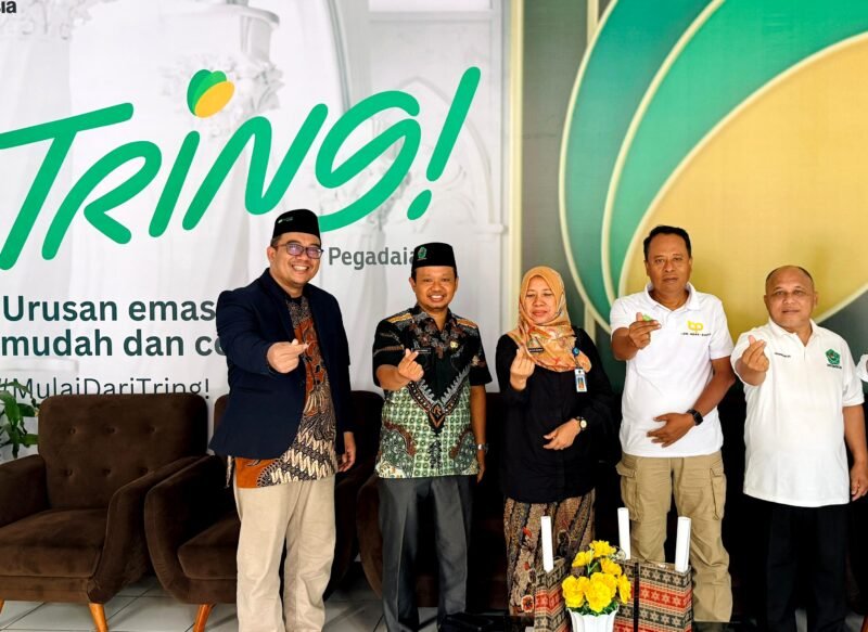 Deputi Bisnis Pegadaian Syariah Area Madura, Anwar Hidayat (jas hitam) foto bersama para kepala bidang Disdikbud Pamekasan. (IMDAD FAIHA ILA SABILA / KLIKMADURA)