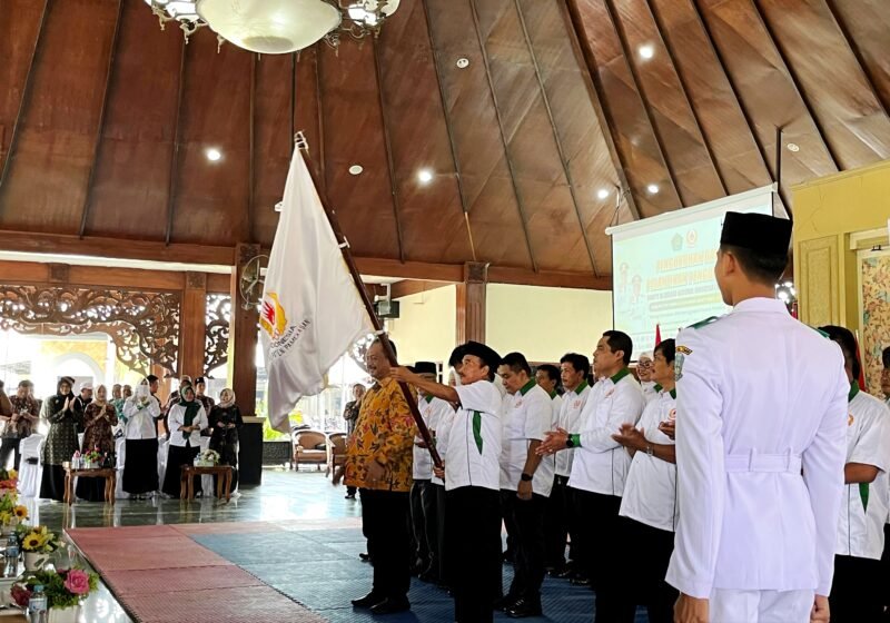 Pengurus KONI Pamekasan periode 2025-2029 saat dilantik di Mandhapa Agung Ronggosukowati. (LAILIYATUN NURIYAH/KLIK MADURA)