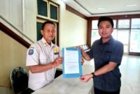 Salah satu aktivis saat menyerahkan berkas pengaduan dugaan tindakan asusila oknum anggota dewan ke Sekretaris DPRD Pamekasan. 