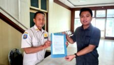 Salah satu aktivis saat menyerahkan berkas pengaduan dugaan tindakan asusila oknum anggota dewan ke Sekretaris DPRD Pamekasan.