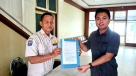 Salah satu aktivis saat menyerahkan berkas pengaduan dugaan tindakan asusila oknum anggota dewan ke Sekretaris DPRD Pamekasan. 