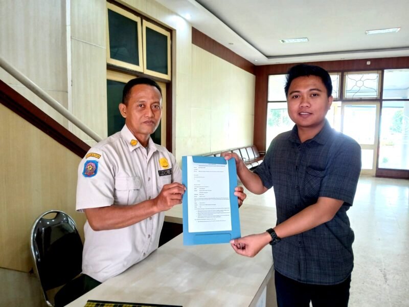 Salah satu aktivis saat menyerahkan berkas pengaduan dugaan tindakan asusila oknum anggota dewan ke Sekretaris DPRD Pamekasan.