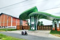 Pengendara melintas di depan gedung APHT di Desa Gugul, Kecamatan Tlanakan, Pamekasan. (YUSRIL/KLIK MADURA)