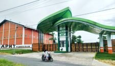 Pengendara melintas di depan gedung APHT di Desa Gugul, Kecamatan Tlanakan, Pamekasan. (YUSRIL/KLIK MADURA)