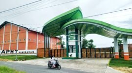 Pengendara melintas di depan gedung APHT di Desa Gugul, Kecamatan Tlanakan, Pamekasan. (YUSRIL/KLIK MADURA)