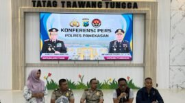 Kasatreskrim Polres Pamekasan, AKP Doni Setiawan Konferensi pers Polres Pamekasan kasus pencurian dengan kekerasan (BADRUS/KLIK MADURA).