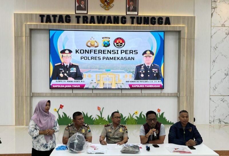 Kasatreskrim Polres Pamekasan, AKP Doni Setiawan Konferensi pers Polres Pamekasan kasus pencurian dengan kekerasan (BADRUS/KLIK MADURA).