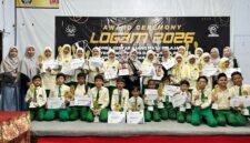 Kepala SDI Al-Munawwarah Pamekasan, Ustadzah Dedeh Rosidah, berfoto bersama para siswa peraih prestasi (SDI AL-MUNAWWARAH PAMEKASAN FOR KLIK MADURA).