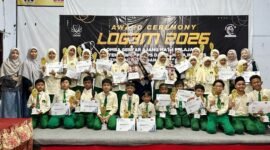 Kepala SDI Al-Munawwarah Pamekasan, Ustadzah Dedeh Rosidah, berfoto bersama para siswa peraih prestasi (SDI AL-MUNAWWARAH PAMEKASAN FOR KLIK MADURA).