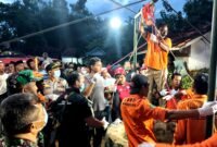Tim BPBD Pamekasan evakuasi warga yang terjatuh ke sumur di Desa Campor, Kecamatan Proppo. (POLSEK PROPPO FOR KLIK MADURA)