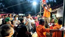 Tim BPBD Pamekasan evakuasi warga yang terjatuh ke sumur di Desa Campor, Kecamatan Proppo. (POLSEK PROPPO FOR KLIK MADURA)