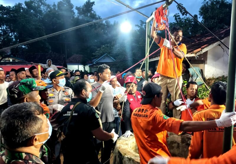 Tim BPBD Pamekasan evakuasi warga yang terjatuh ke sumur di Desa Campor, Kecamatan Proppo. (POLSEK PROPPO FOR KLIK MADURA)