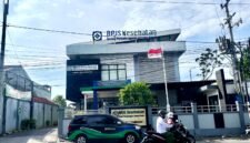 Warga melintas di depan Kantor BPJS Kesehatan Cabang Pamekasan. (MOH. IQBALUL KHAVEI MZ / KLIKMADURA)