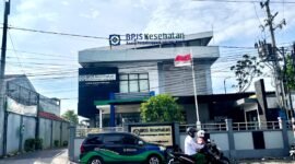 Warga melintas di depan Kantor BPJS Kesehatan Cabang Pamekasan. (MOH. IQBALUL KHAVEI MZ / KLIKMADURA)