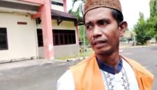 Musahwan, terdakwa kasus kekerasan terhadap ODGJ saat keluar dari ruang sidang PN Sumenep. (DOK. KLIKMADURA)