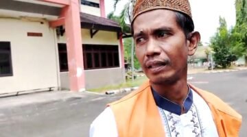 Musahwan, terdakwa kasus kekerasan terhadap ODGJ saat keluar dari ruang sidang PN Sumenep. (DOK. KLIKMADURA)