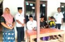 Tim Disdikbud Pamekasan mengunjungi Santi Nur Azizah, siswa putus sekolah di Kelurahan Gladak Anyar, Pamekasan. (DISDIKBUD PAMEKASAN FOR KLIK MADURA)