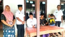 Tim Disdikbud Pamekasan mengunjungi Santi Nur Azizah, siswa putus sekolah di Kelurahan Gladak Anyar, Pamekasan. (DISDIKBUD PAMEKASAN FOR KLIK MADURA)