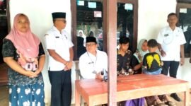 Tim Disdikbud Pamekasan mengunjungi Santi Nur Azizah, siswa putus sekolah di Kelurahan Gladak Anyar, Pamekasan. (DISDIKBUD PAMEKASAN FOR KLIK MADURA)