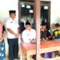 Tim Disdikbud Pamekasan mengunjungi Santi Nur Azizah, siswa putus sekolah di Kelurahan Gladak Anyar, Pamekasan. (DISDIKBUD PAMEKASAN FOR KLIK MADURA)