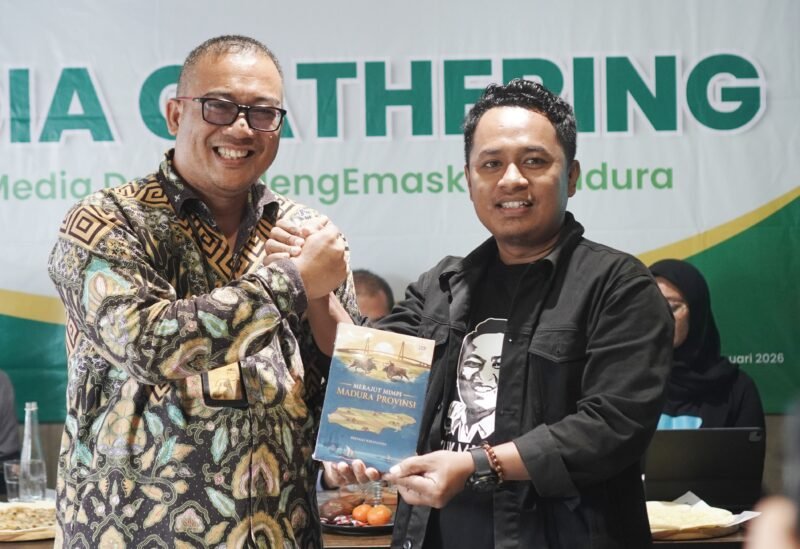 Deputi Bisnis PT Pegadaian Syariah Area Madura, Anwar Hidayat menerima cinderamata berupa buku berjudul Merajut Mimpi Madura Provinsi karya Pemred Klik Madura, Prengki Wirananda di akhir kegiatan Media Gathering. (YUSRIL RAHMAN SYAKUR / KLIKMADURA)