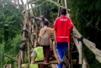 Siswa SDN Palengaan Daja 1 melintasi jembatan dari bambu menuju sekolahnya. (KLIKMADURA)