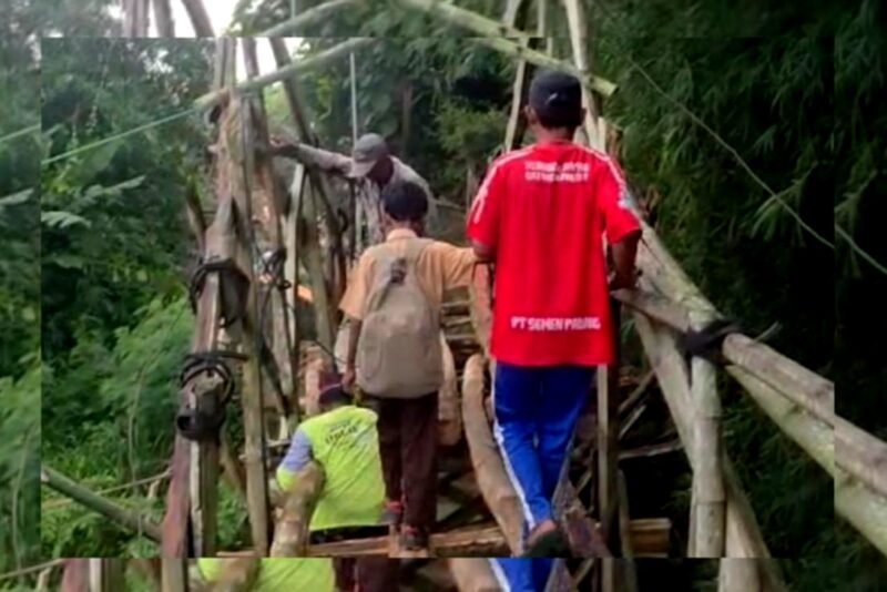 Siswa SDN Palengaan Daja 1 melintasi jembatan dari bambu menuju sekolahnya. (KLIKMADURA)