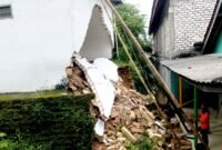 Petugas BPBD Pamekasan mengecek bangunan rusak di Dusun Laok Gunung, Desa Sana Daja, Kecamatan Pasean akibat longsor. (ISTIMEWA)