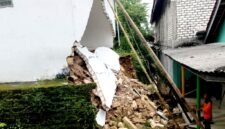 Petugas BPBD Pamekasan mengecek bangunan rusak di Dusun Laok Gunung, Desa Sana Daja, Kecamatan Pasean akibat longsor. (ISTIMEWA)