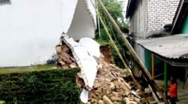 Petugas BPBD Pamekasan mengecek bangunan rusak di Dusun Laok Gunung, Desa Sana Daja, Kecamatan Pasean akibat longsor. (ISTIMEWA)