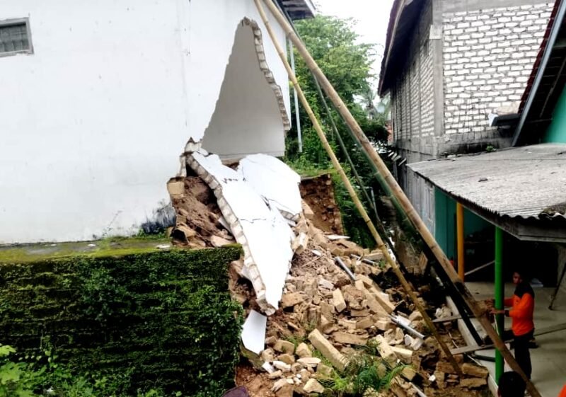 Petugas BPBD Pamekasan mengecek bangunan rusak di Dusun Laok Gunung, Desa Sana Daja, Kecamatan Pasean akibat longsor. (ISTIMEWA)