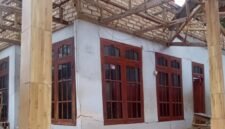 Kondisi rumah warga di Dusun Paseset Timur, Desa Sana Daja, Kecamatan Pasean, Pamekasan, yang terdampak longsor. (AGUS FOR KLIK MADURA)