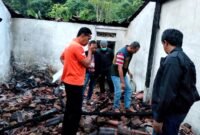 Tim Inafis Polres Pamekasan melakukan olah TKP terbakarnya kakek berusia 80 tahun di Desa Larangan Luar, Kecamatan Larangan, Kabupaten Pamekasan. (HUMAS POLRES PAMEKASAN FOR KLIKMADURA)