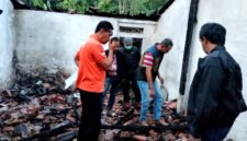 Tim Inafis Polres Pamekasan melakukan olah TKP terbakarnya kakek berusia 80 tahun di Desa Larangan Luar, Kecamatan Larangan, Kabupaten Pamekasan. (HUMAS POLRES PAMEKASAN FOR KLIKMADURA)