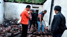 Tim Inafis Polres Pamekasan melakukan olah TKP terbakarnya kakek berusia 80 tahun di Desa Larangan Luar, Kecamatan Larangan, Kabupaten Pamekasan. (HUMAS POLRES PAMEKASAN FOR KLIKMADURA)