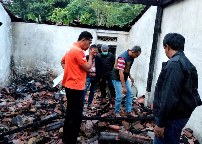 Tim Inafis Polres Pamekasan melakukan olah TKP terbakarnya kakek berusia 80 tahun di Desa Larangan Luar, Kecamatan Larangan, Kabupaten Pamekasan. (HUMAS POLRES PAMEKASAN FOR KLIKMADURA)