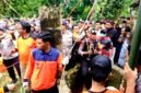 Personel kepolisian bersiap mengevakuasi Sutina (55), warga Dusun Duwek Poteh, Desa Dempo Barat, Kecamatan Pasean yang wafat setelah melompat ke dalam sumur. (POLSEK PASEAN FOR KLIKMADURA)