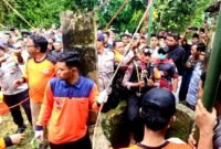Personel kepolisian bersiap mengevakuasi Sutina (55), warga Dusun Duwek Poteh, Desa Dempo Barat, Kecamatan Pasean yang wafat setelah melompat ke dalam sumur. (POLSEK PASEAN FOR KLIKMADURA)