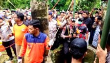 Personel kepolisian bersiap mengevakuasi Sutina (55), warga Dusun Duwek Poteh, Desa Dempo Barat, Kecamatan Pasean yang wafat setelah melompat ke dalam sumur. (POLSEK PASEAN FOR KLIKMADURA)