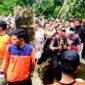 Personel kepolisian bersiap mengevakuasi Sutina (55), warga Dusun Duwek Poteh, Desa Dempo Barat, Kecamatan Pasean yang wafat setelah melompat ke dalam sumur. (POLSEK PASEAN FOR KLIKMADURA)