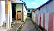 Warga berada di gang perumahan Kelurahan Kolpajung, Kecamatan Kota Pamekasan. (DOK. KLIKMADURA)