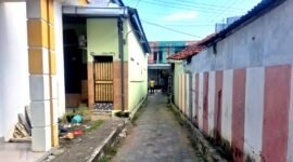 Warga berada di gang perumahan Kelurahan Kolpajung, Kecamatan Kota Pamekasan. (DOK. KLIKMADURA)