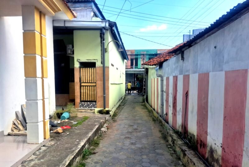 Warga berada di gang perumahan Kelurahan Kolpajung, Kecamatan Kota Pamekasan. (DOK. KLIKMADURA)