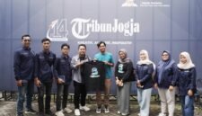 Pemred Klik Madura, Prengki Wirananda menyerahkan kaus kepada Manajer Digital Tribun Jogja, Ikrob Didik Irawan. (KLIKMADURA)