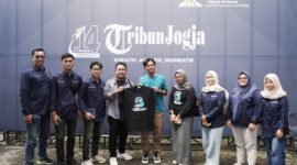 Pemred Klik Madura, Prengki Wirananda menyerahkan kaus kepada Manajer Digital Tribun Jogja, Ikrob Didik Irawan. (KLIKMADURA)