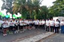 Pemimpin Wilayah XII Jawa Timur, Ahmad Zaenuddin didampingi Deputi Bisnis PT. Pegadaian Syariah Area Madura, Anwar Hidayat melepas peserta fun run 5k di halaman Stadion Gelora Bangkalan. (KLIKMADURA)